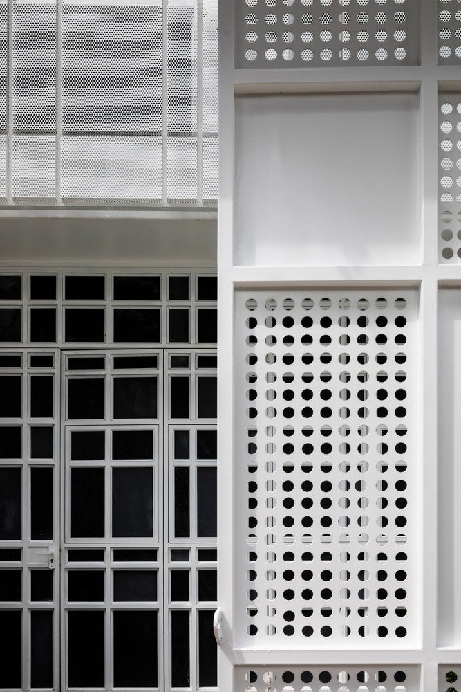 Tuy nhiên, bố cục nhà phố có chiều ngang hẹp, cách xây trải dài, chia phòng thông thường sẽ gây thiếu sáng, khả năng thông gió và chống ồn kém, cũng như không đủ khoảng không gian xanh cho sở thích của gia chủ.