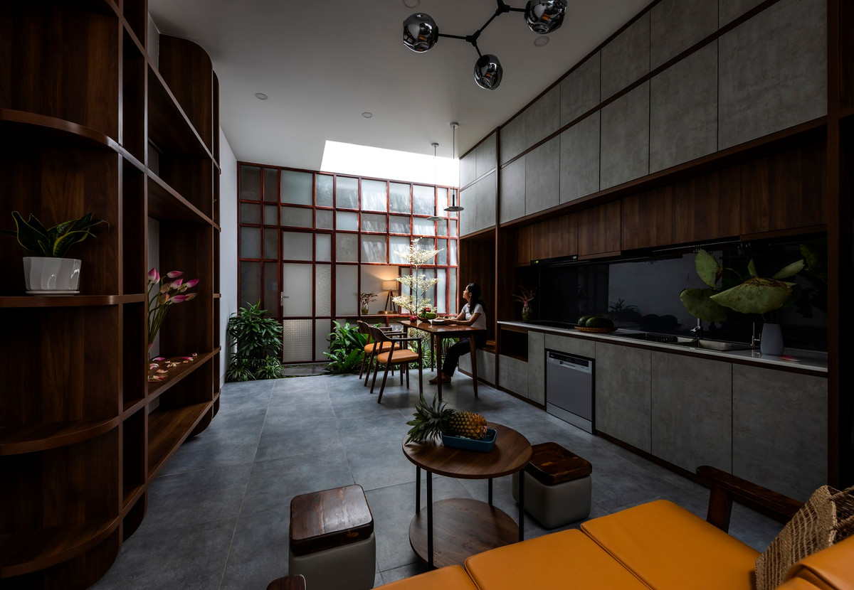 Thứ tư, đối với không gian nhà gần đường thường xuyên bị ảnh hưởng bởi tiếng ồn giao thông, các bức tường bên trong sử dụng vật liệu hoàn thiện có bề mặt nhám.