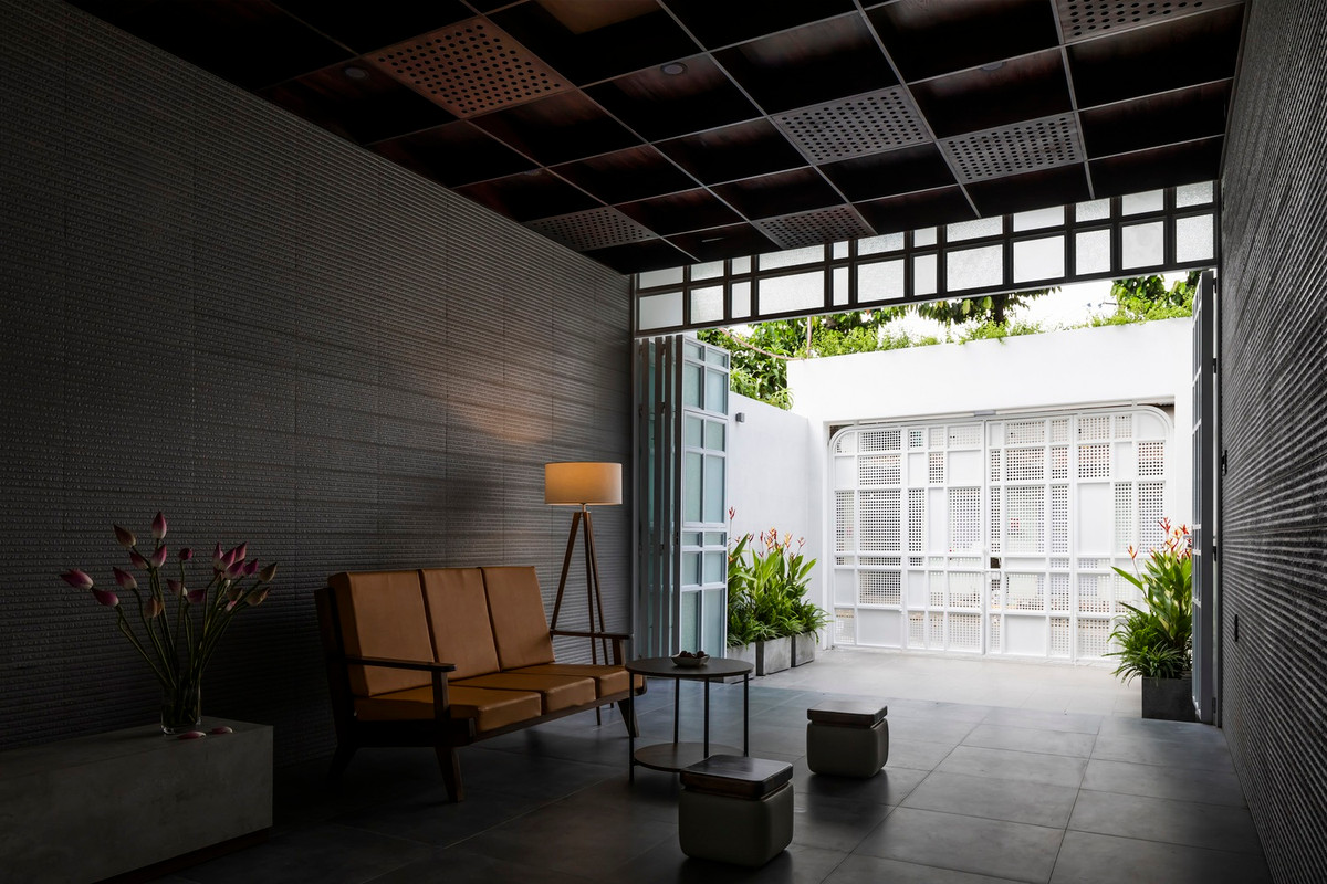 Nhờ đó, không gian trong nhà luôn tràn ngập ánh sáng tự nhiên nhưng không nóng bức.