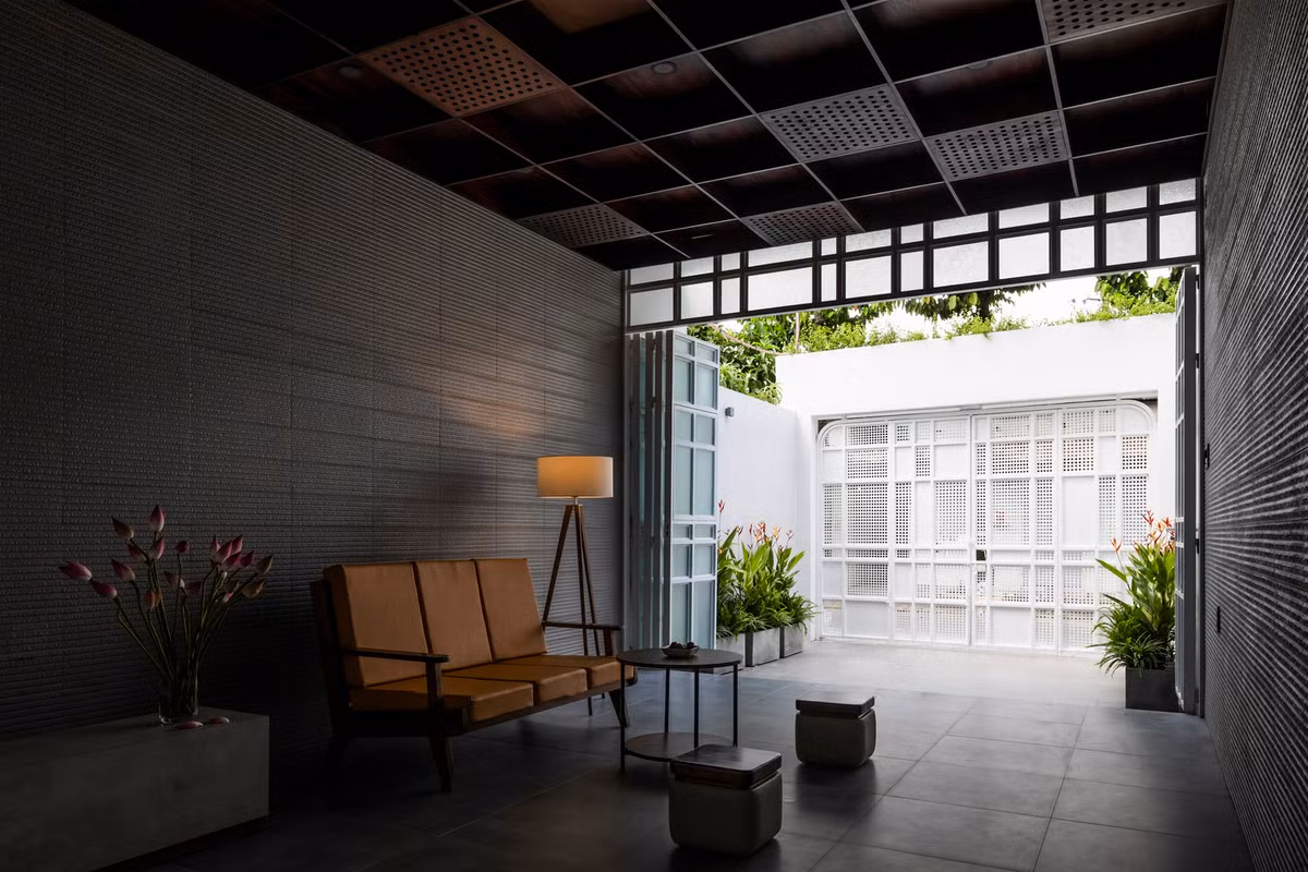 Nhờ đó, không gian trong nhà luôn tràn ngập ánh sáng tự nhiên nhưng không nóng bức.