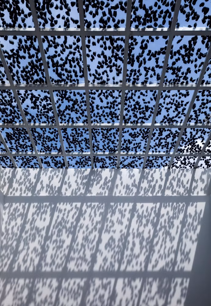 Việc sử dụng kính năng lượng mặt trời trong nhà giúp giảm 40-45% nhiệt lượng ở khu vực giếng trời. Giải pháp rải đá phía trên kính còn có tác dụng điều hòa ánh sáng, tạo bóng mát.