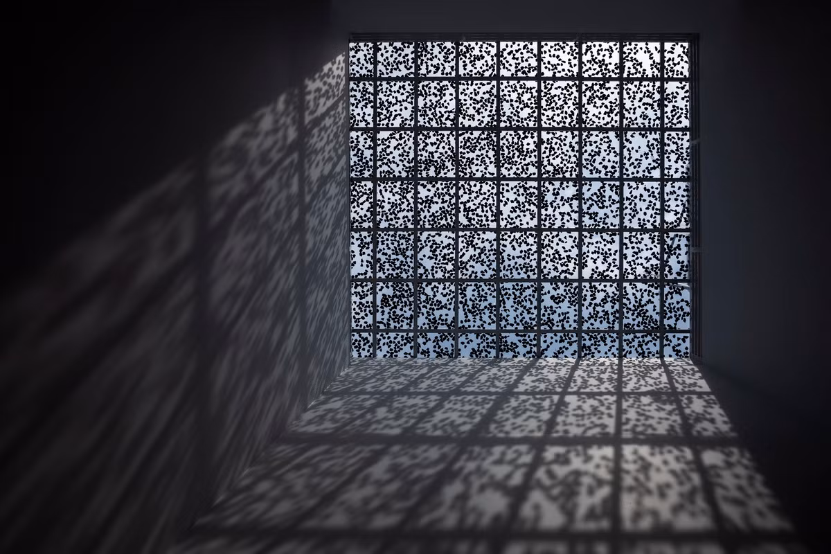 Thứ hai, khi để ánh sáng tự nhiên vào ngôi nhà cần tính toán, thử nghiệm và kiểm tra thực tế để điều chỉnh lượng ánh sáng phù hợp với sinh hoạt hàng ngày cũng như cung cấp đủ cho cây xanh sinh trưởng và phát triển.