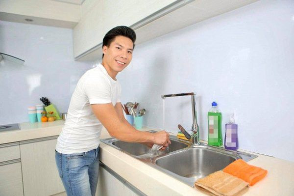 Ngôi nhà thiết kế theo phong cách Nhật nên nội thất ở khu bếp cũng khá tối giản. Ảnh: FBNV