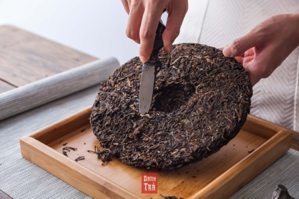 Quá trình lên men tự nhiên này tốn rất nhiều thời gian, có khi mất vài năm, nén lại thật chặt thành đủ hình dạng, phổ biến nhất là hình tròn với một lỗ hõm ở giữa mới tạo nên một bánh trà hoàn hảo.