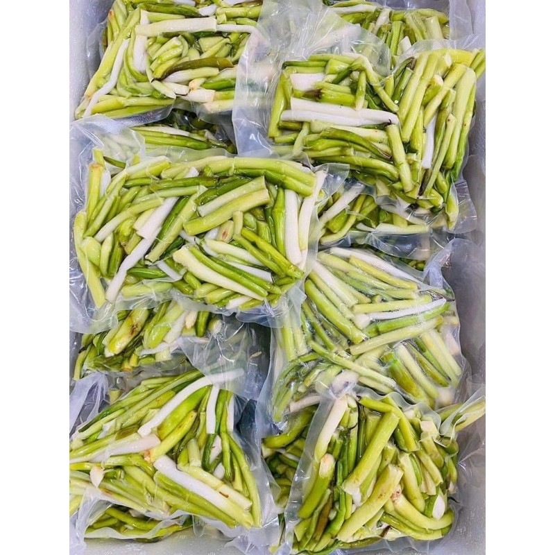 Sau khi sơ chế, ngó khoai được đóng vào túi hút chân không, giá dao động từ 55.000 - 85.000 đồng/kg, tùy thời điểm. Ảnh: Shopee