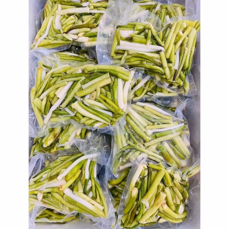 Sau khi sơ chế, ngó khoai được đóng vào túi hút chân không, giá dao động từ 55.000 - 85.000 đồng/kg, tùy thời điểm. Ảnh: Shopee