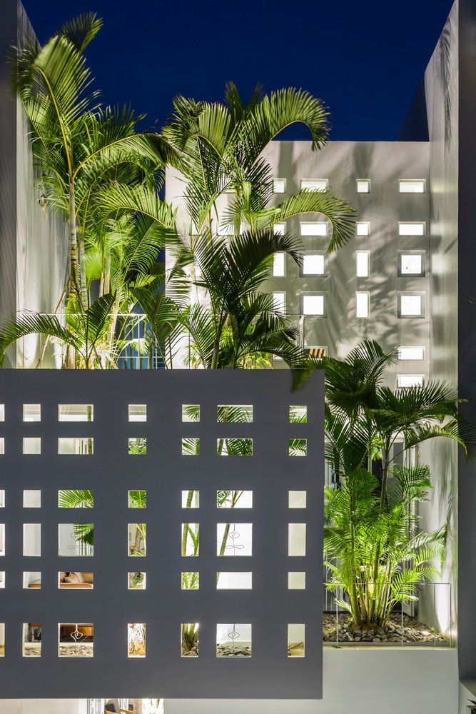 Giải pháp này cũng tạo ra những khoảng trống được chủ nhà tận dụng mang màu xanh của cây cối vào không gian bên trong. Ảnh: Hiroyuki Oki