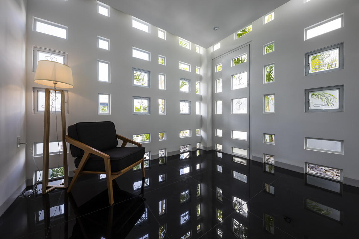 Ở Việt Nam, người dân luôn tìm cách tận dụng tối đa mặt tiền của ngôi nhà để cho thuê mặt bằng hay tự mở cửa hàng. Điều này khiến thành phố trở nên ngột ngạt hơn rất nhiều. Ảnh: Hiroyuki Oki