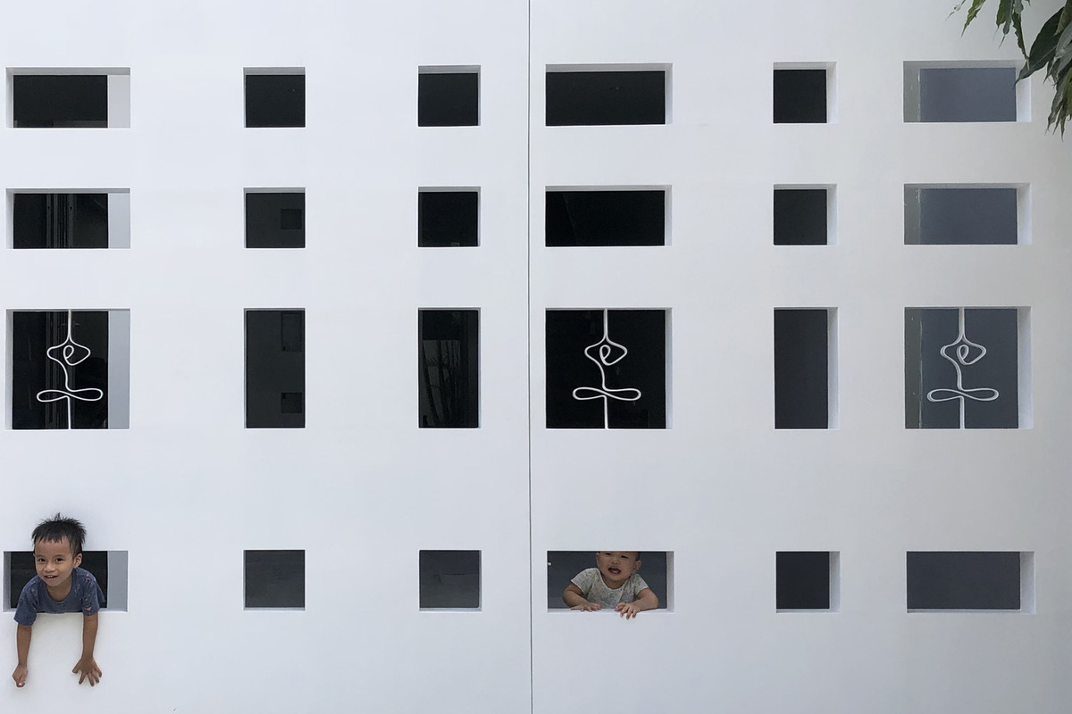 Ngoài ra, thiết kế còn sắp xếp nhiều cửa sổ bằng kính với các kích cỡ khác nhau. 60% số cửa sổ này có thể đóng mở chủ động để lấy gió và ánh sáng. Ảnh: Hiroyuki Oki