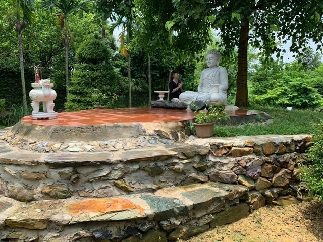Nhà vườn của nghệ sĩ Thanh Thanh Hiền rộng rãi, bên ngoài vườn rợp bóng cây xanh. Nữ nghệ sĩ bố trí một nơi thờ Phật trang nghiêm. Ảnh: Giadinhxahoi