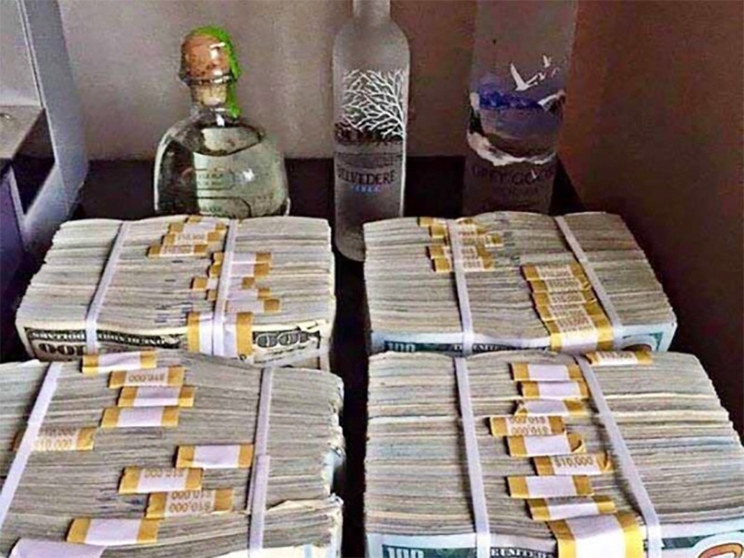 Trên trang cá nhân, "thiếu gia" điện gió miền Tây thường xuyên đăng những bức ảnh xe sang, điện thoại đắt tiền hay hàng cọc USD. Ảnh: Facebook