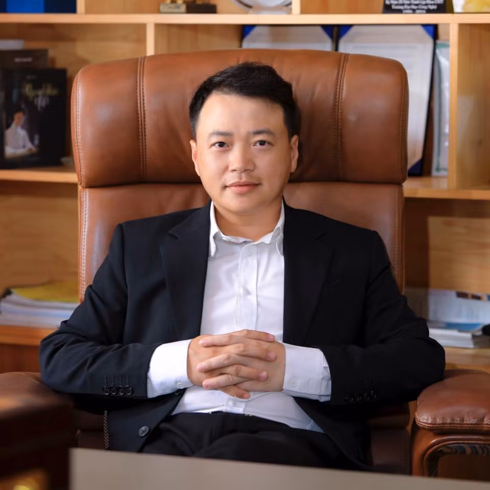 Từ những ý tưởng đó, Shark Bình chuyển hướng kinh doanh từ thương mại điện tử sang phát triển điện tử hóa thương mại. Từ đó, Tập đoàn NextTech ra đời từ đó.