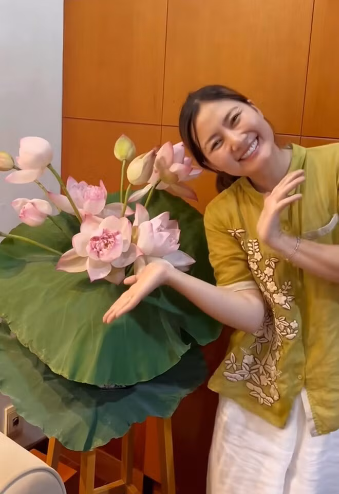  Ngọc Lan thích thú khoe bình hoa sen sau khi cắm. Ảnh: FB Ngọc Lan Nguyễn