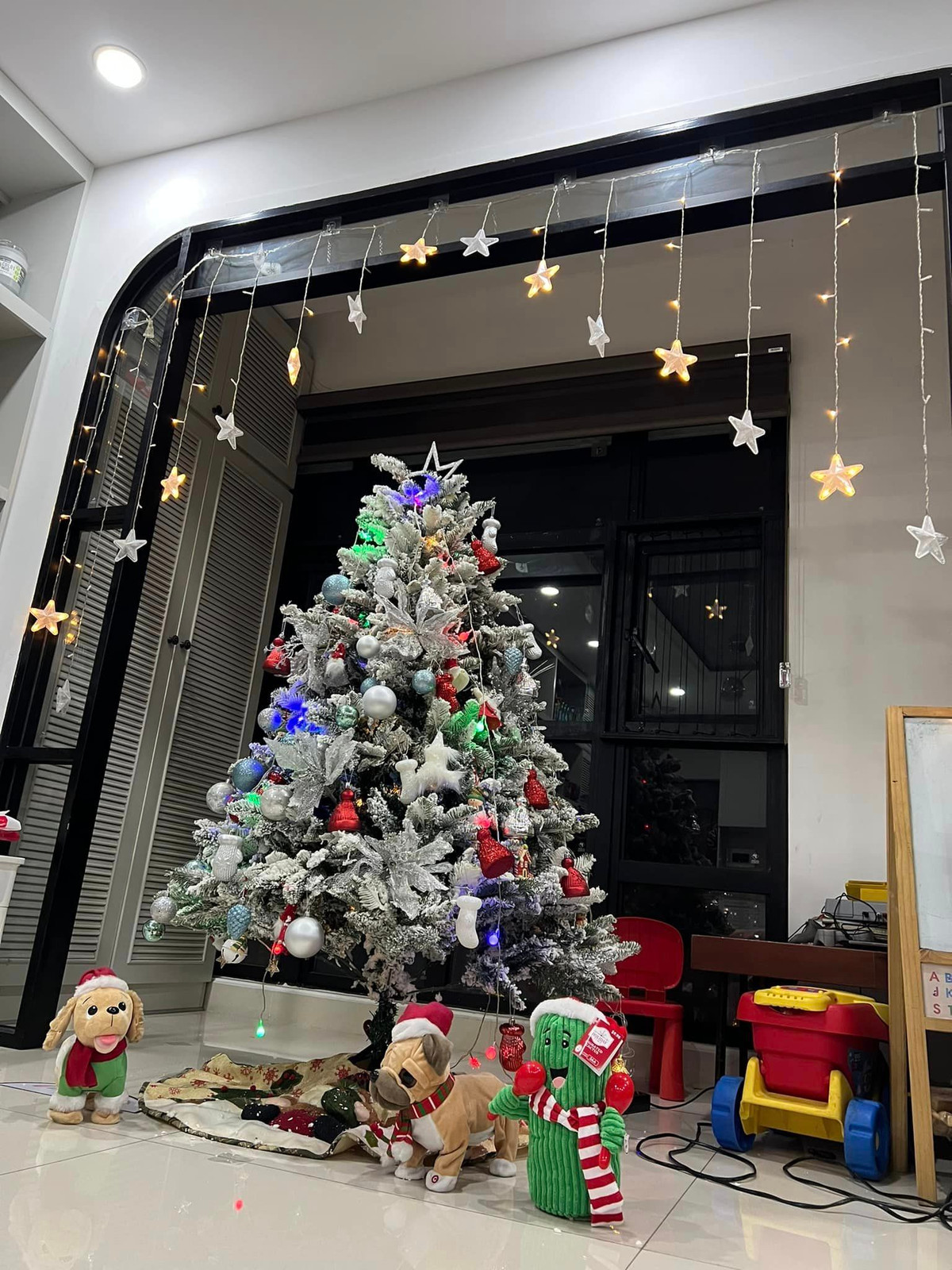 Căn nhà lộng lẫy vào dịp Noel. Ảnh: FB Ngọc Lan Nguyễn