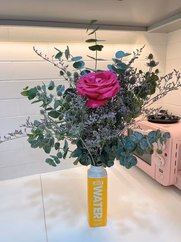 Góc nào cũng ngập tràn hoa tươi. Ảnh: FB Ngọc Lan Nguyễn