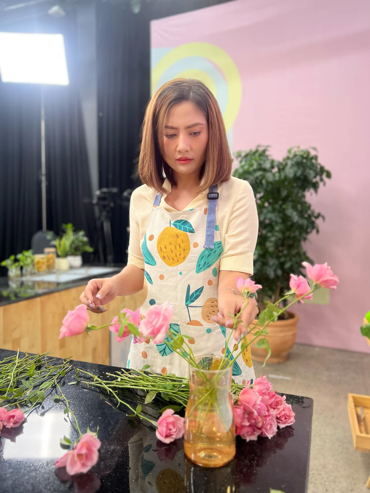 Gần đây, Ngọc Lan thường xuyên chia sẻ việc cắm hoa, trang trí nhà cửa. Qua đó, không gian sống của nữ diễn viên cũng được hé lộ. Ảnh: FB Ngọc Lan Nguyễn