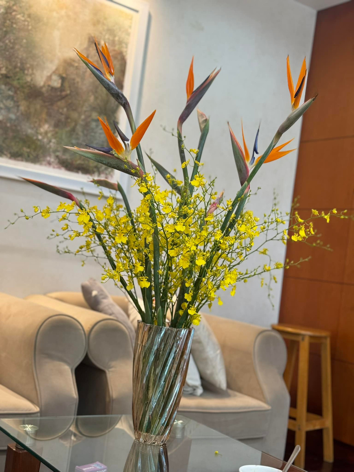 Bình hoa có sự kết hợp rực rỡ của thiên điểu và sự mềm mại của lan vàng.