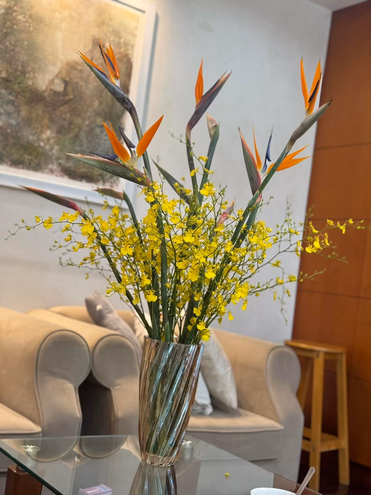 Bình hoa có sự kết hợp rực rỡ của thiên điểu và sự mềm mại của lan vàng.