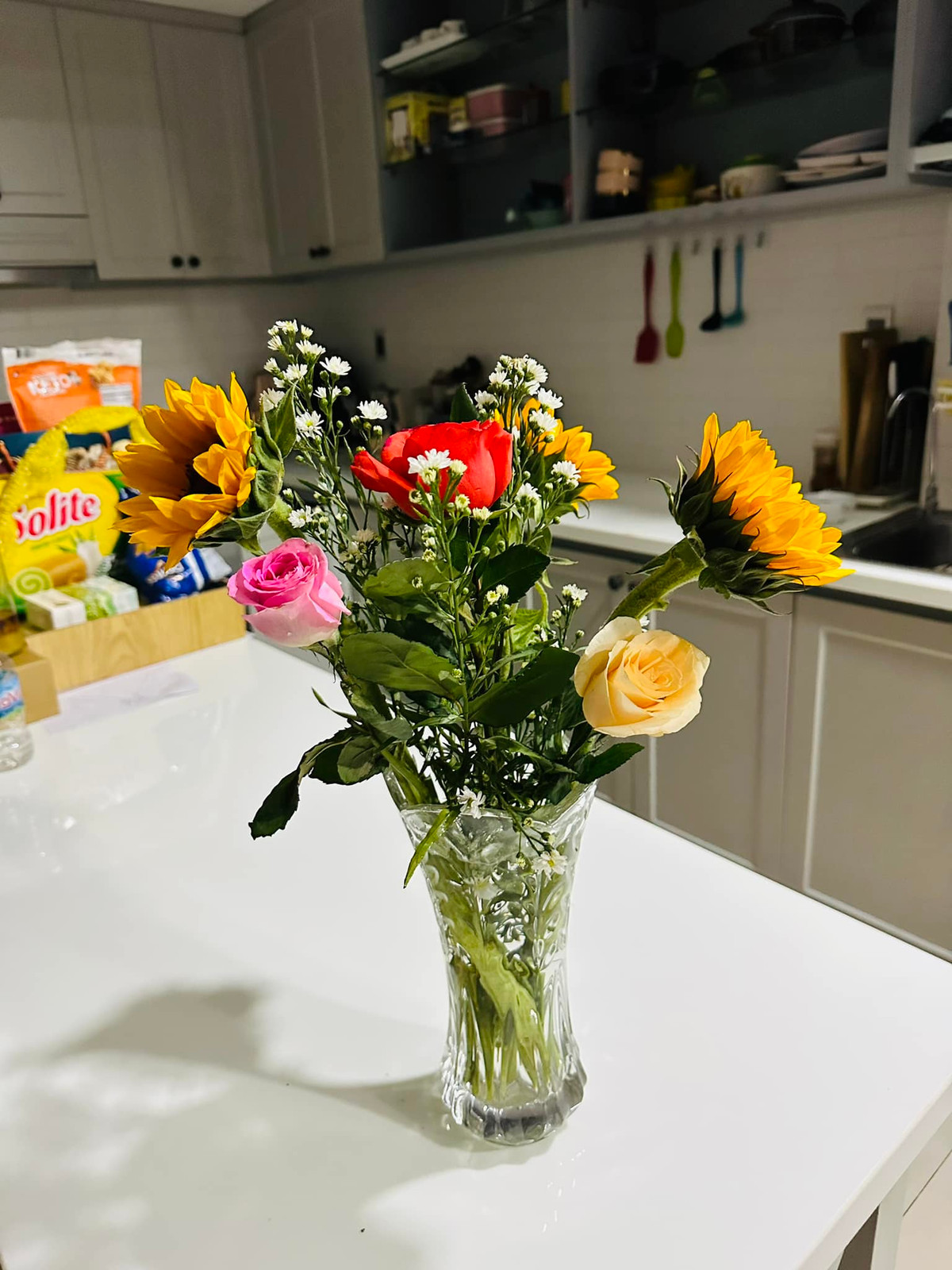 Bình hoa nhỏ cũng đủ giúp không gian thêm rực rỡ. Ảnh: FB Ngọc Lan Nguyễn