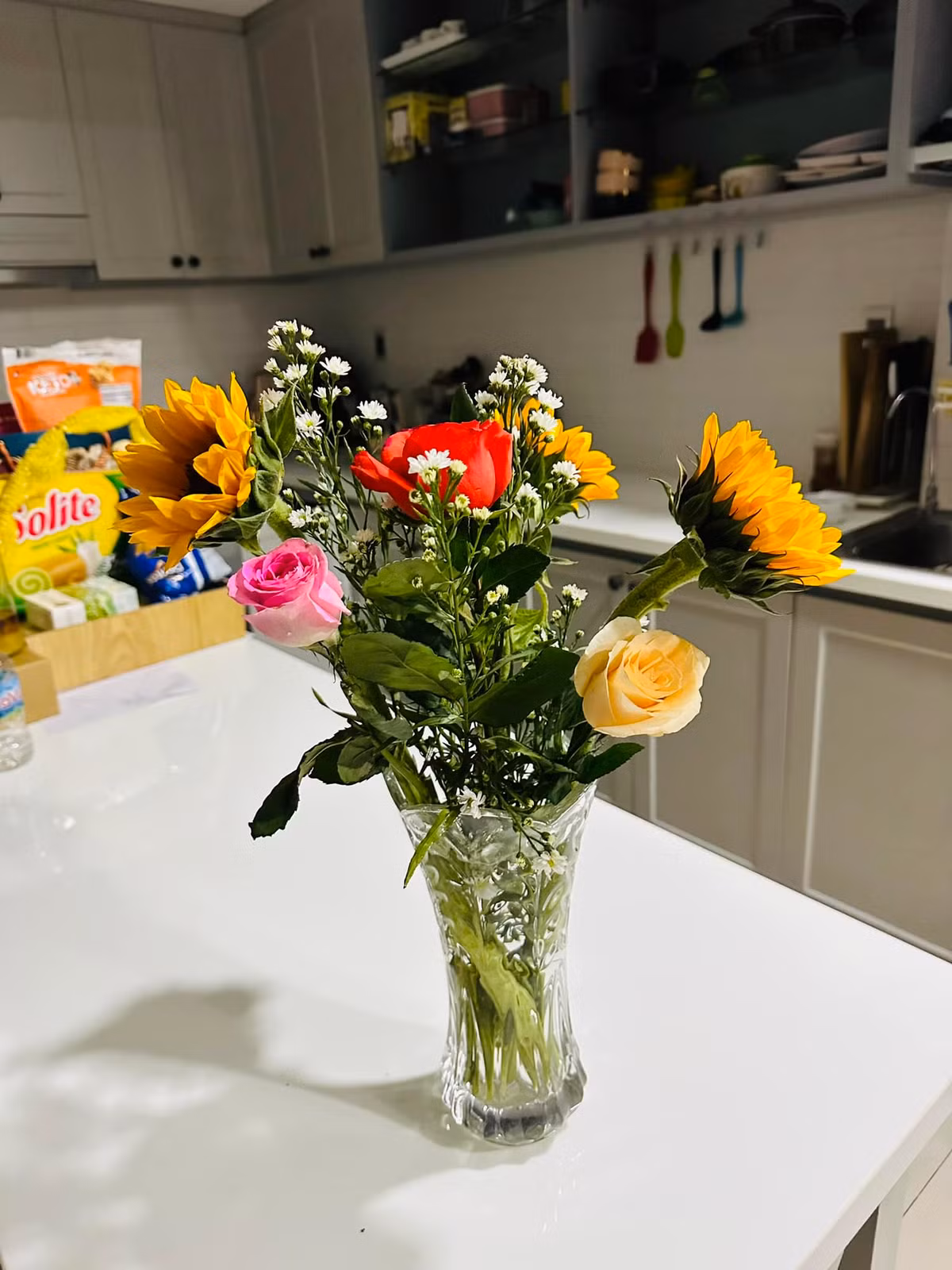 Bình hoa nhỏ cũng đủ giúp không gian thêm rực rỡ. Ảnh: FB Ngọc Lan Nguyễn