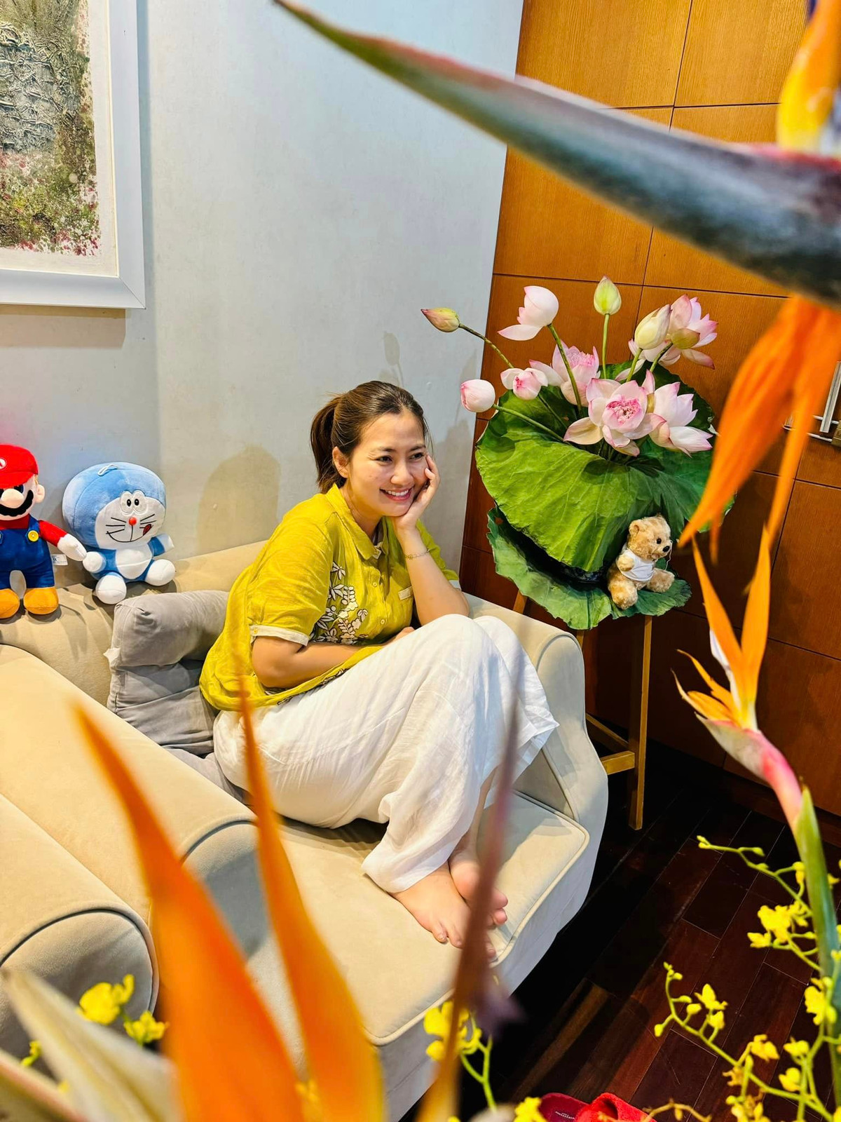 Hoa được trang trí khắp nơi tạo không gian nhẹ nhàng, tràn đầy sức sống. Ảnh: FB Ngọc Lan Nguyễn