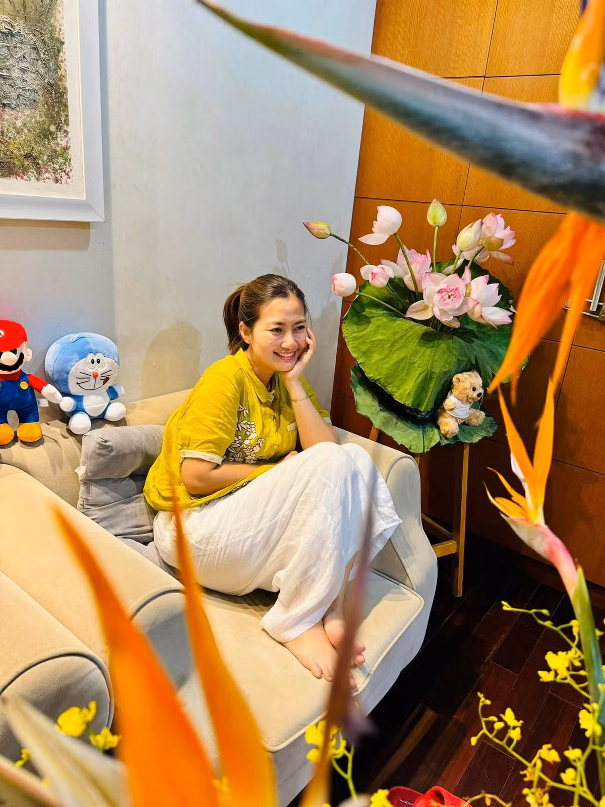 Hoa được trang trí khắp nơi tạo không gian nhẹ nhàng, tràn đầy sức sống. Ảnh: FB Ngọc Lan Nguyễn