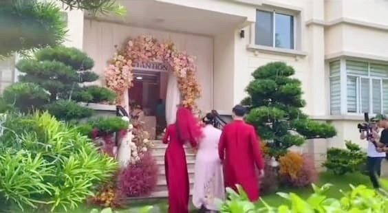 Theo như lễ ăn hỏi thì nhà trai rước dâu về khu biệt thự lâu đài Chateau, thuộc đô thị nổi tiếng ở quận 7, TP HCM. Ảnh chụp màn hình