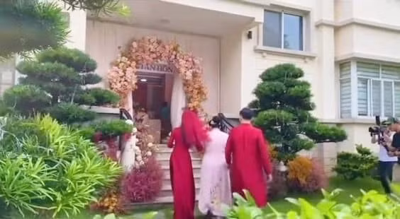 Theo như lễ ăn hỏi thì nhà trai rước dâu về khu biệt thự lâu đài Chateau, thuộc đô thị nổi tiếng ở quận 7, TP HCM. Ảnh chụp màn hình
