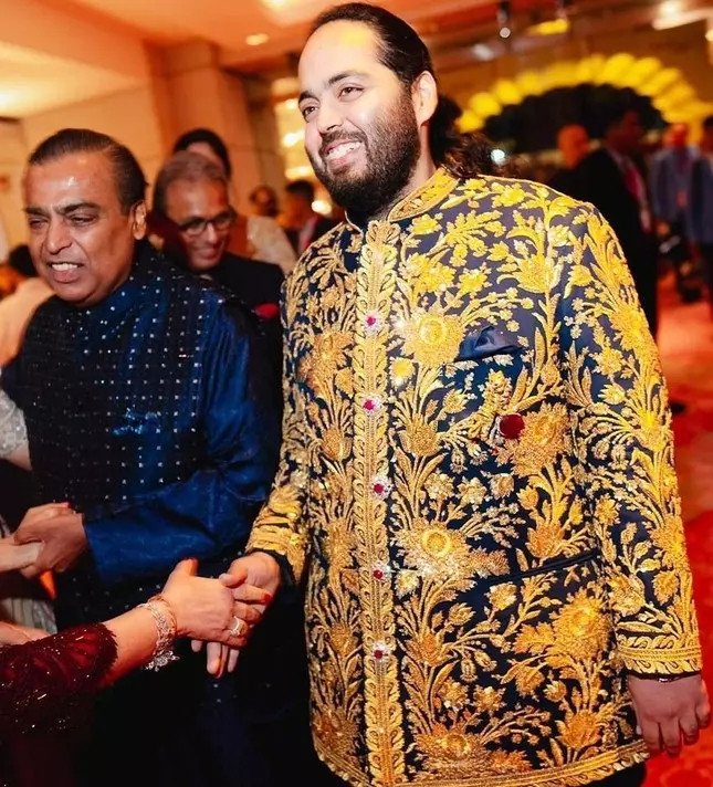 Trong lễ kỷ niệm trước ngày cưới, chú rể Anant Ambani còn diện rang phục bandhgala được thêu bằng chỉ vàng xa hoa. Ảnh: CNN