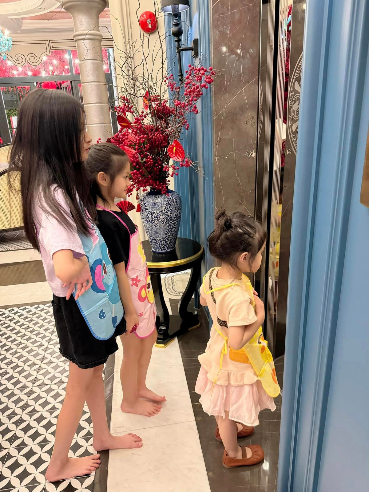 Bình đông đào đỏ cho năm mới sung túc.