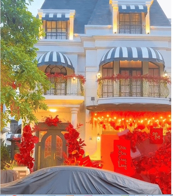 Đoàn Di Băng lựa chọn tông màu đỏ thuần rực rỡ để "thay áo mới" cho tổ ấm của mình. Toàn bộ phía bên ngoài căn nhà phủ đỏ bằng các món phụ kiện trang trí quen thuộc như: đèn lồng, dây vải đỏ, hoa đông đào, quạt giấy....