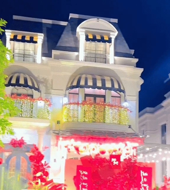  Đoàn Di Băng nổi tiếng là nữ đại gia "chịu chơi" nhất Việt Nam khi liên tục chi tiền để trang hoàng nhà cửa từ mùa này sang mùa khác. Dịp Tết Nguyên đán năm nay, Đoàn Di Băng tiếp tục khiến cư dân mạng trầm trồ trước màn decor siêu biệt thự 22 tỷ đồng vô cùng lộng lẫy.