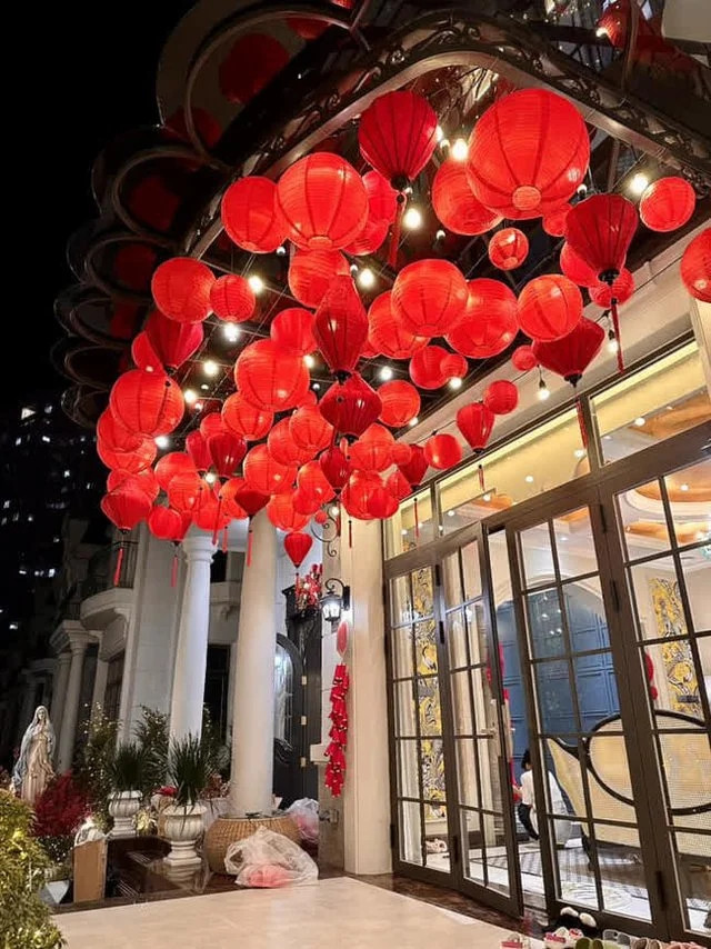 Dịp Tết năm ngoái, Di Băng trang trí trước cửa nhà bằng những chiếc đèn lồng vô cùng bắt mắt.