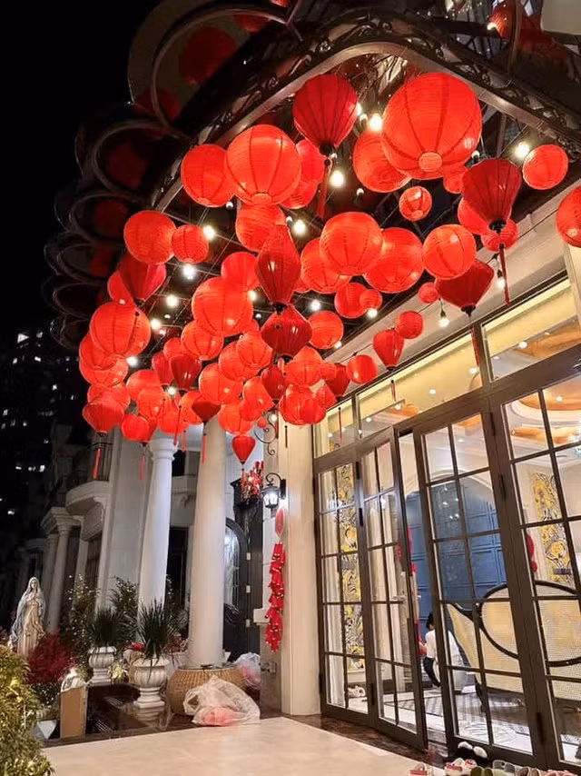 Dịp Tết năm ngoái, Di Băng trang trí trước cửa nhà bằng những chiếc đèn lồng vô cùng bắt mắt.