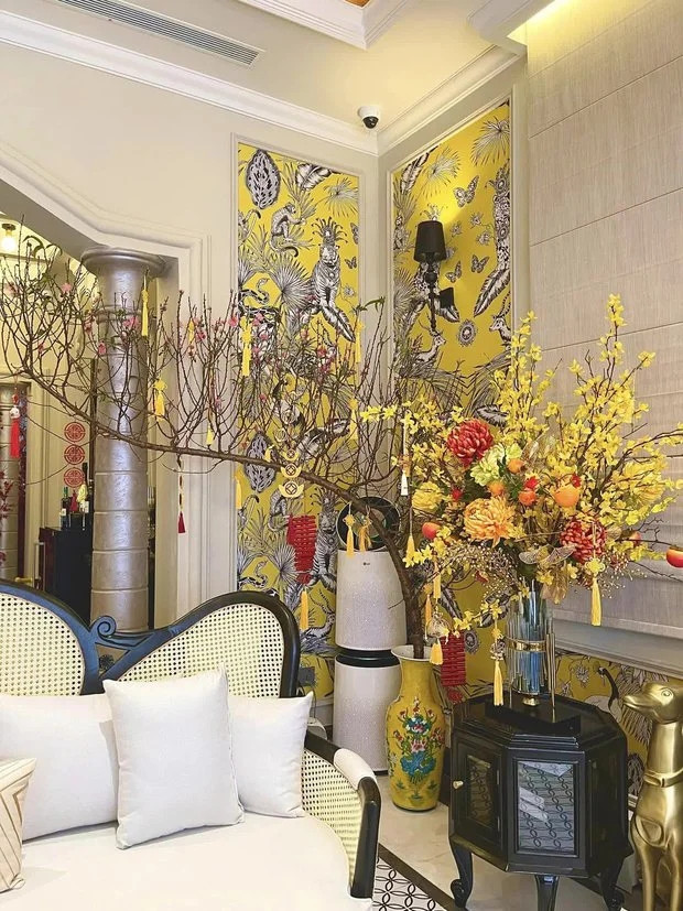 Các gian phòng trong nhà trang trí bằng 3 gam màu đỏ, vàng, hồng chủ đạo.