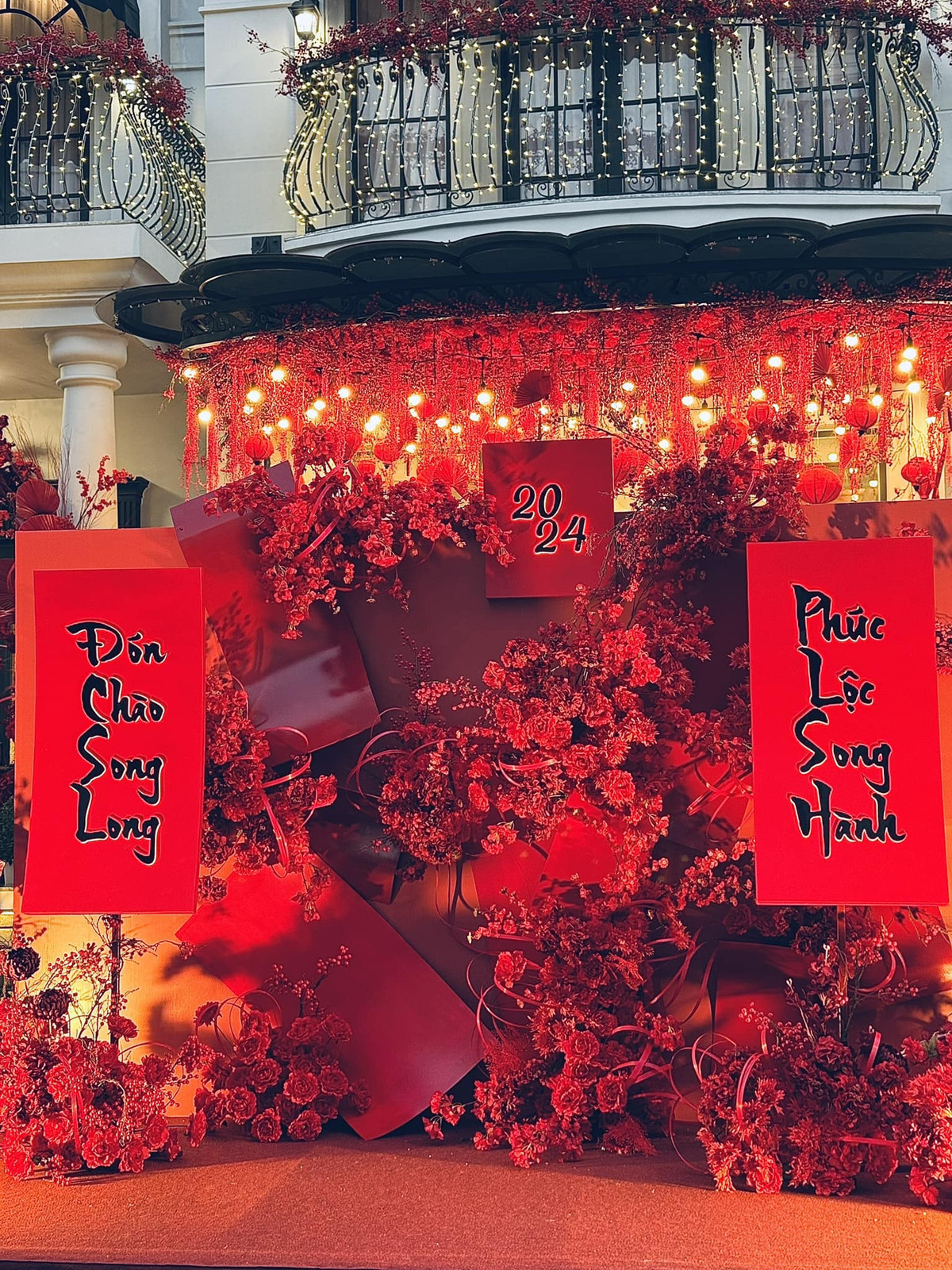 Màu đỏ rực cho căn nhà thêm lộng lẫy.