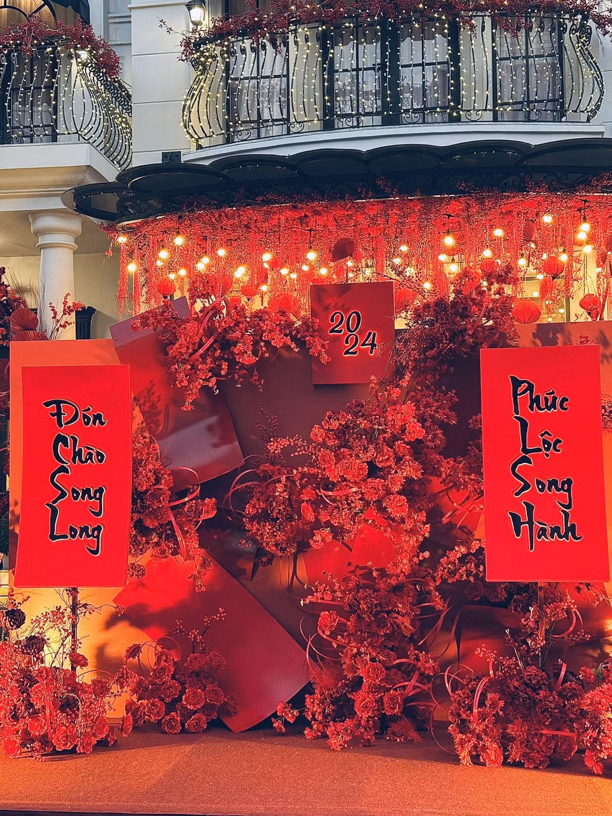 Màu đỏ rực cho căn nhà thêm lộng lẫy.