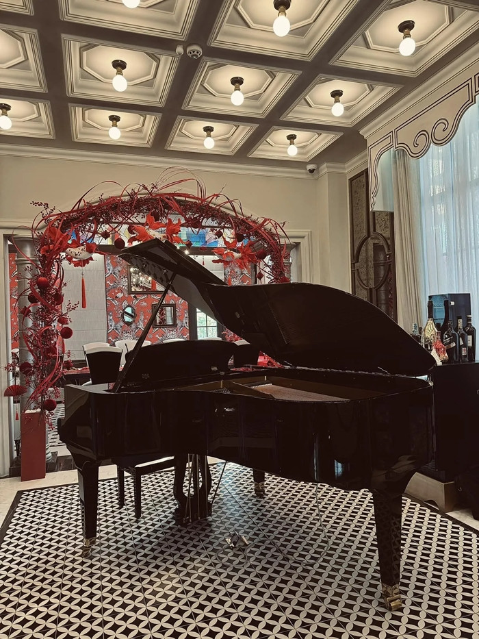 Sắc đỏ tràn ngập trong biệt thự của Đoàn Di Băng.