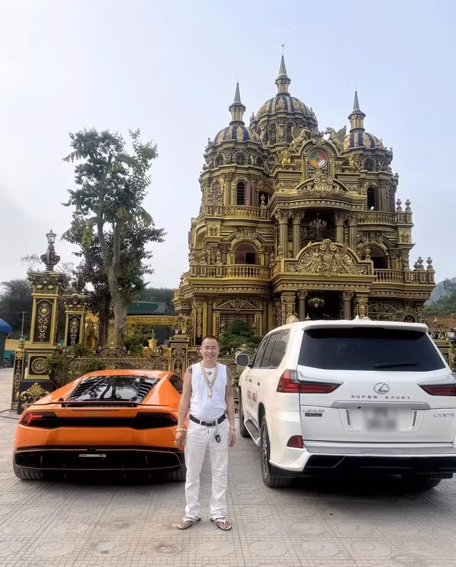 Đại gia Nguyễn Vĩnh Thoan bên chiếc Lamborghini và Lexus 570 biển tứ quý. Ảnh: Facebook