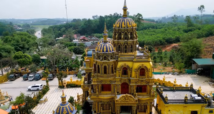 Đại gia Nguyễn Vĩnh Thoan (sinh năm 1978 ở Nghệ An) được mọi người biết đến với tòa lâu đài trị giá khoảng 100 tỷ mang tên "Lâu đài Thoan Bình". Ảnh: Facebook