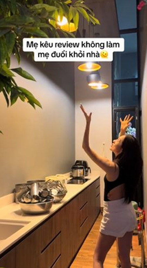 Căn bếp mở trông rất thoáng và hiện đại.