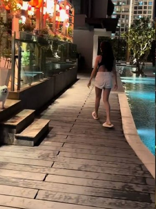 Bảo Anh cho biết, đây là căn duy nhất mở cửa ra có sân vườn và đi thẳng ra hồ bơi, nên y chang như hồ bơi của riêng nhà mình