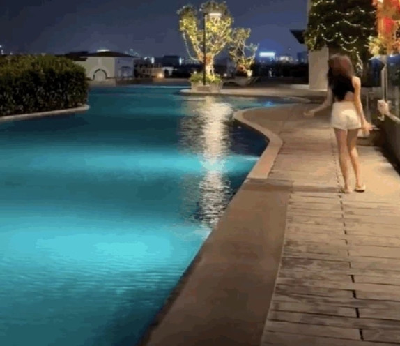  Căn nhà của Bảo Anh có diện tích khá rộng, view hướng thẳng hồ bơi chung của cả khu.