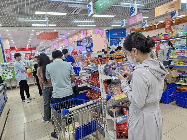 Người dân xếp hàng thanh toán tại siêu thị Coomart Hà Đông, sáng 6/9. Ảnh: Phunuonline