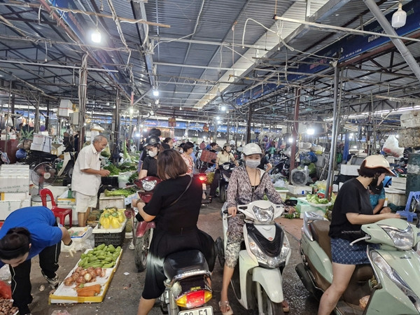 Nhiều người không khỏi ngỡ ngàng vì đến chợ các hàng rau, thịt đã “trống trơn”. Ảnh: Phunuonline