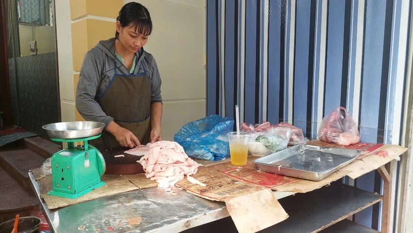 Tại các chợ dân sinh thuộc hai phường Phú Lãm, Phú Lương (quận Hà Đông, Hà Nội), từ sáng sớm, rất đông người dân đến mua lương thực. Từ 8 giờ sáng, nhiều quầy bán thịt lợn tại các chợ dân sinh ở phường Phú Lương, Phú Lãm (quận Hà Đông) đã không còn hàng để bán. Ảnh: Plo