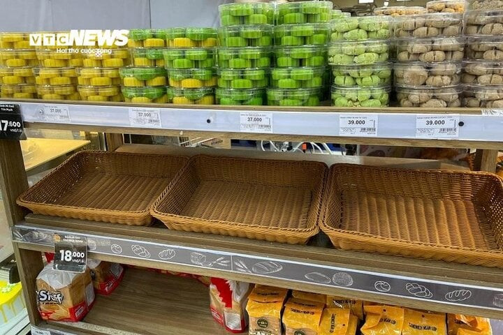 Không chỉ tại các chợ dân sinh, nhiều siêu thị cũng ở trong tình trạng "cháy hàng". Ảnh: Công Hiếu/VTC News