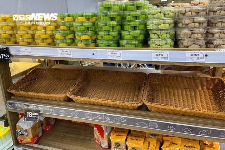 Không chỉ tại các chợ dân sinh, nhiều siêu thị cũng ở trong tình trạng "cháy hàng". Ảnh: Công Hiếu/VTC News