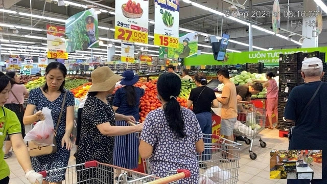 Siêu thị Big C Thăng Long chật kín người mua. Ảnh: Người lao động