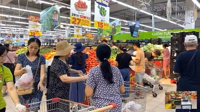 Siêu thị Big C Thăng Long chật kín người mua. Ảnh: Người lao động